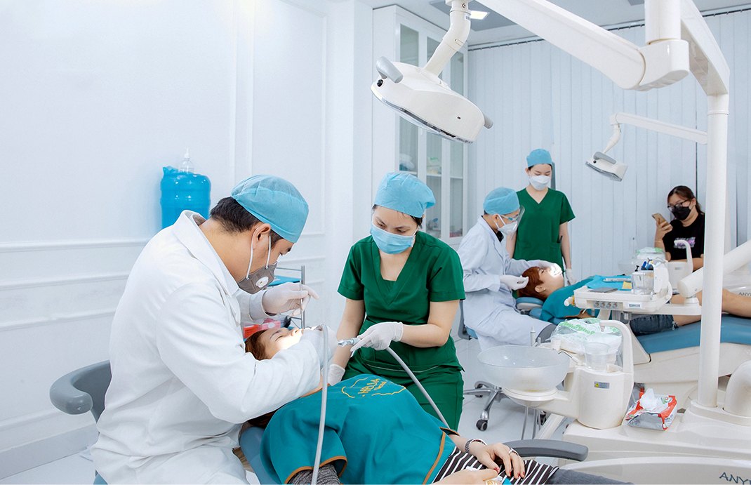 Bác sĩ đang điều trị cho khách hàng