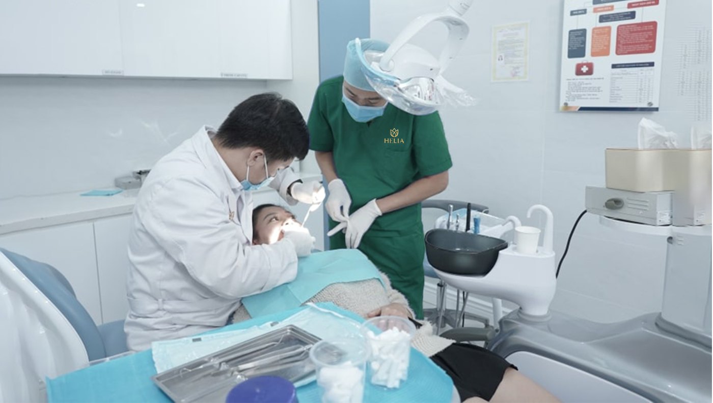 Bác sĩ đang điều trị
