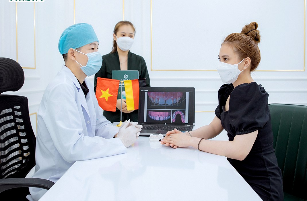 Bác sĩ giải thích phim chụp cho khách hàng